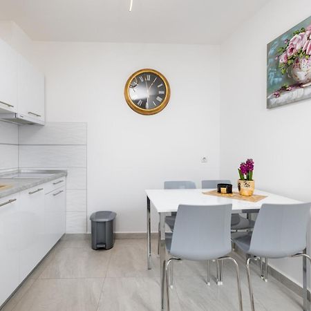 Apartments Tea Малинска Екстериор снимка